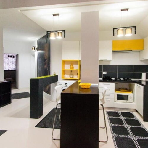 Apartament la etaj cu vedere spre curte cu 2 camere pentru 6 pers.