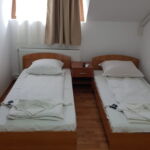 Na katu soba sa dva odvojena kreveta (za 2 osoba(e))