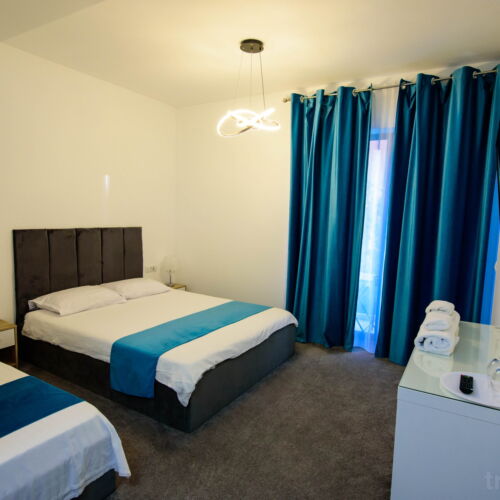 Camera tripla bronze