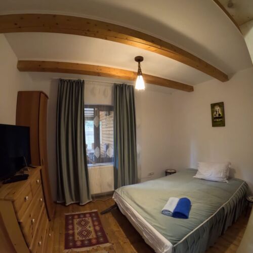 Camera dubla la parter cu vedere spre curte