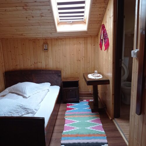 Camera dubla la mansardă cu baie