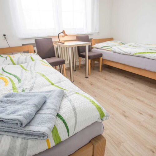 Zweibettzimmer mit Dusche