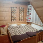 Pokoj s manželskou postelí s výhledem na hory na poschodí