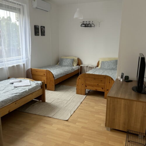 Camera tripla la parter a