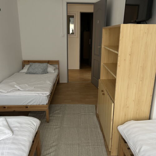 Camera tripla la parter b