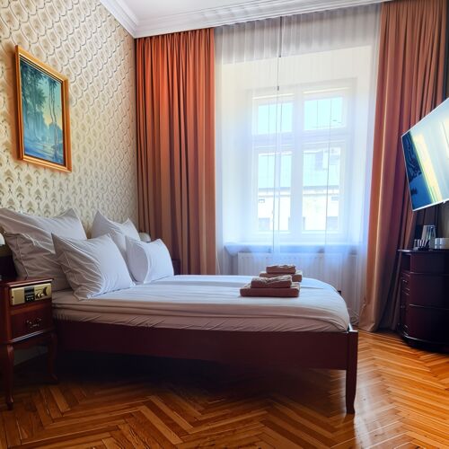 Camera dubla cu vedere spre oraș