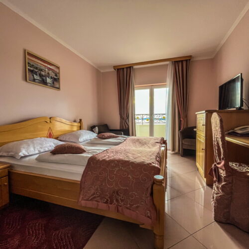 Pokoj s klimatizací s manželskou postelí s částečným výhledem na moře (s možností přistýlky)