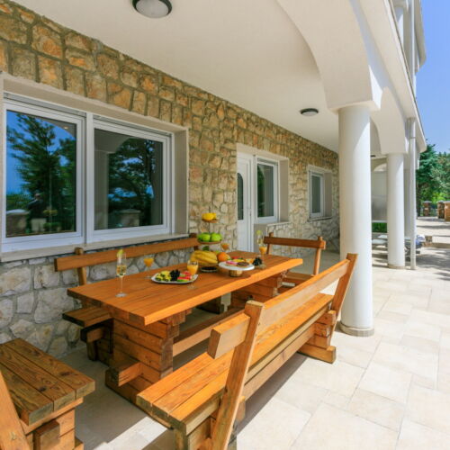 U prizemlju apartman za 8 osoba(e) sa 3 spavaće(om) sobe(om)