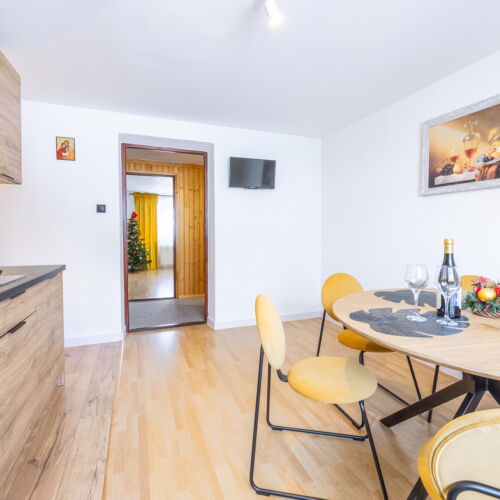 Apartament 8-osobowy na parterze z własną kuchnią z 3 pomieszczeniami sypialnianymi