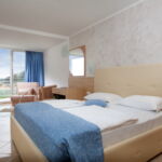 Pokoj s balkónem s manželskou postelí s výhledem na moře