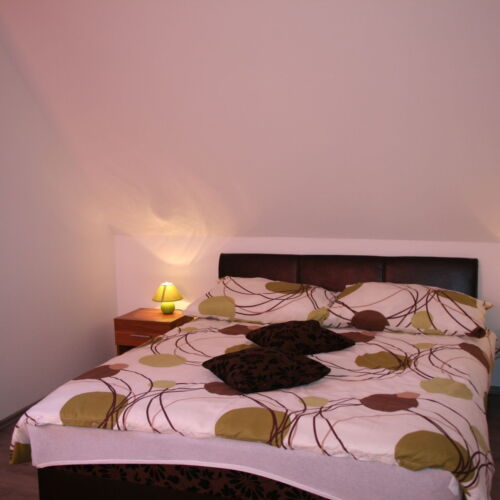 Garden View Ground Floor Summer House for 4 Persons