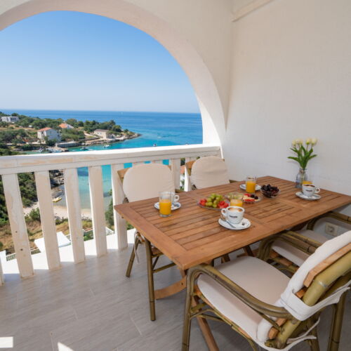 Apartament la etaj cu vedere spre mare cu 2 camere pentru 4 pers.