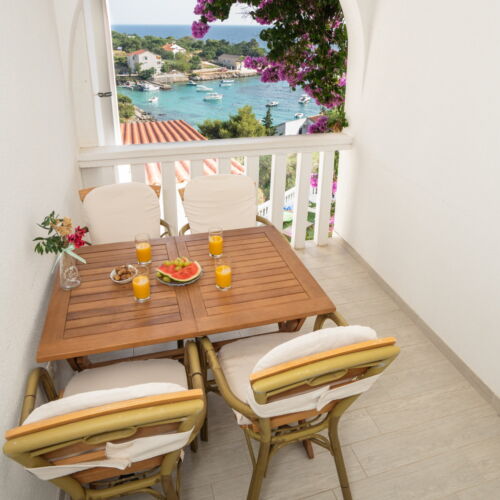 Apartament la etaj cu vedere spre mare cu 2 camere pentru 4 pers.