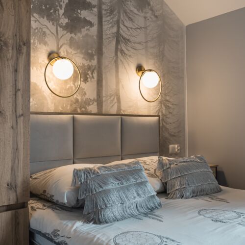 Camera tripla la etaj cu vedere spre munte