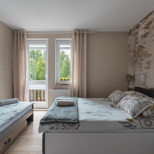 Camera tripla cu balcon cu vedere spre munte