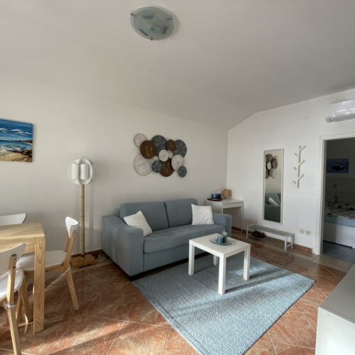 Apartament lângă piscină cu vedere spre mare cu 2 camere pentru 3 pers.