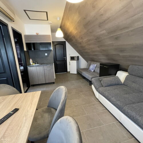 Apartament la mansardă comunicantă cu 3 camere pentru 6 pers. (se poate solicita pat suplimentar)