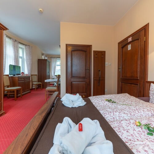 Camera cvadrupla standard cu vedere spre grădină