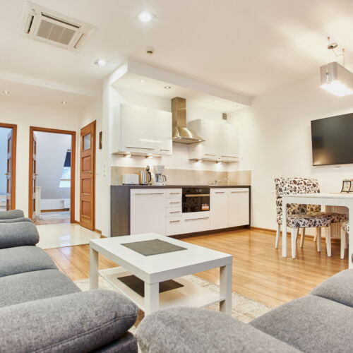 Apartament 4-osobowy na piętrze z balkonem z 2 pomieszczeniami sypialnianymi