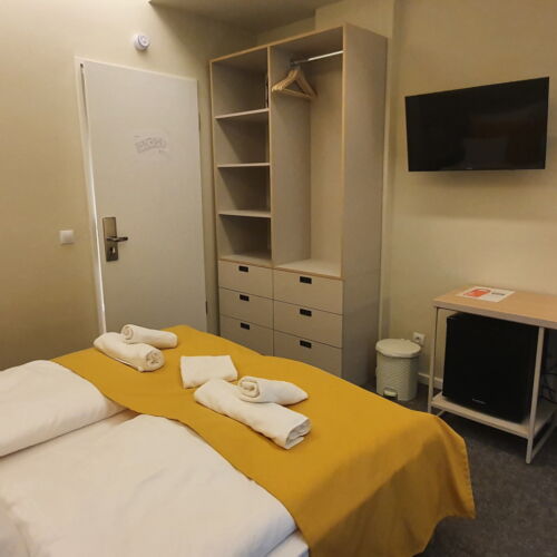 Camera twin economy cu vedere spre pădure