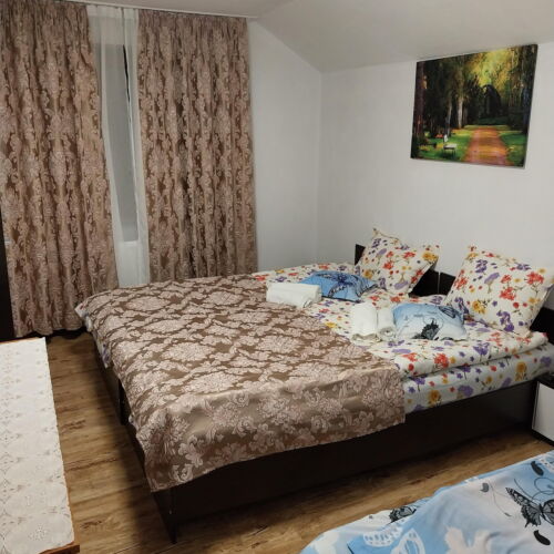 Pokoj s manželskou postelí na poschodí 