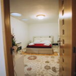 Pokoj s manželskou postelí na poschodí 