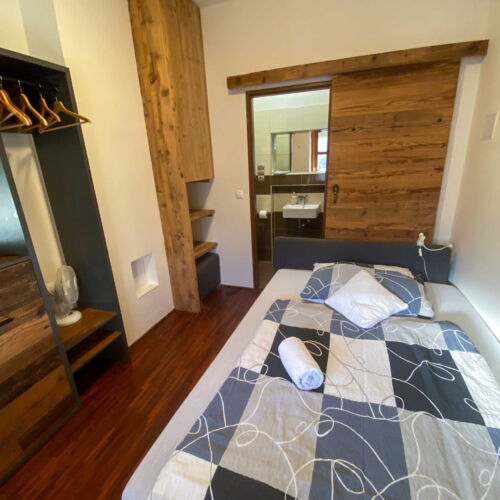 Camera single cu duș cu chicinetă comună