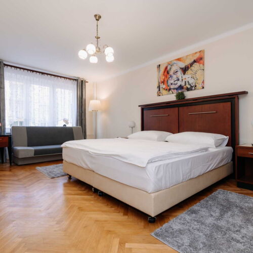 Apartman se sprchou s privátní koupelnou mimo apartmán pro 2 os. (s možností přistýlky)