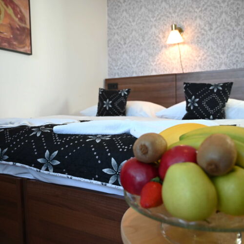 Camera tripla cu balcon cu duș