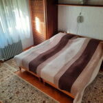 Pokoj s koupací vanou s manželskou postelí na poschodí