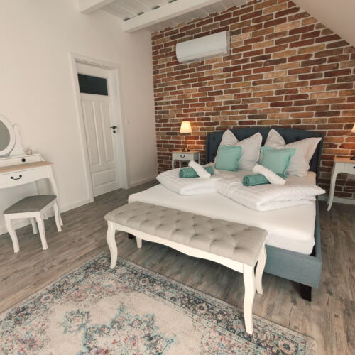 Queen Romantic 2-Room Apartment for 4 Persons
