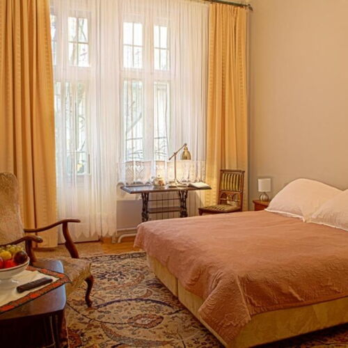 Pokoj s balkónem  s manželskou postelí