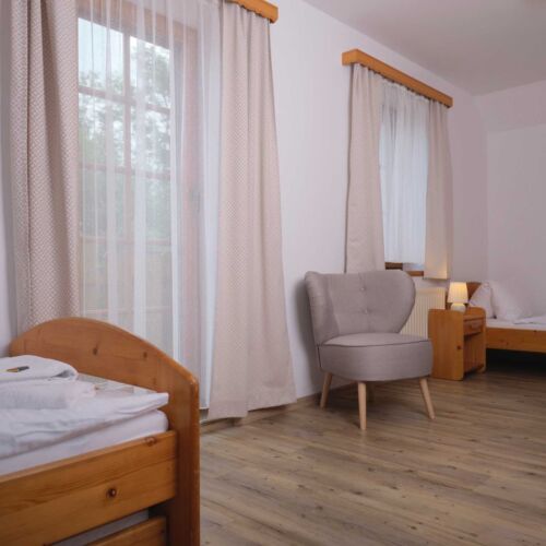 Camera cvadrupla cu duș cu balcon