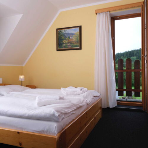 Camera cvadrupla cu duș cu balcon