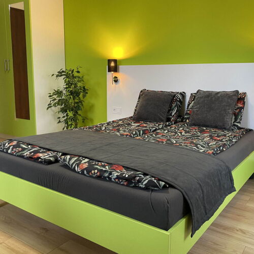 Pokoj pro 3 os. na straně bazénu na poschodí