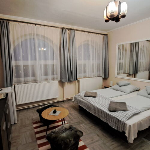 Mountain View Pleasant Interior Design Twin Room
