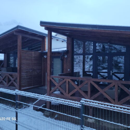 Bungalow cu terasă cu vedere spre pădure pentru 4 pers. (se inchirieaza doar integral)