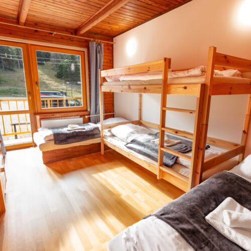 Pokoj se sprchou s balkónem pro 4 os.