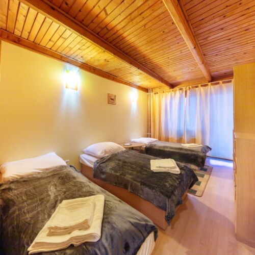 Pokoj se sprchou s balkónem pro 3 os.