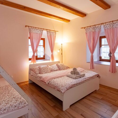 Pokoj se sprchou s vlastní kuchyňkou pro 4 os.