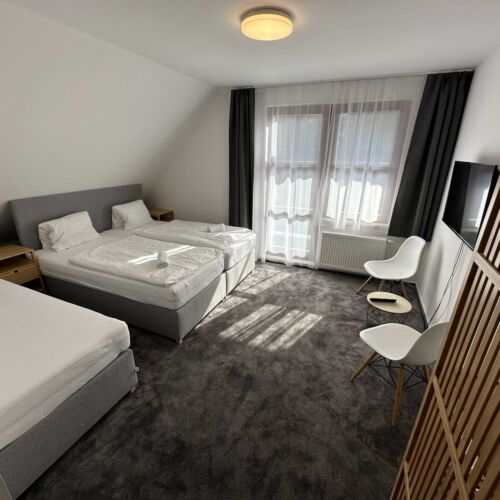 Pokoj s balkónem se sprchou pro 3 os.