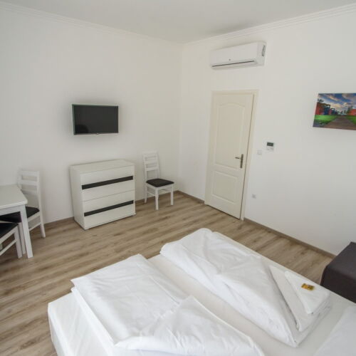 Camera tripla standard la etaj