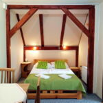 Pokoj s manželskou postelí s výhledem do zahrady na poschodí