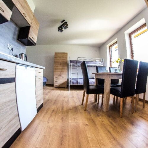 Apartament 4-osobowy na piętrze z widokiem na las z 1 pomieszczeniem sypialnianym