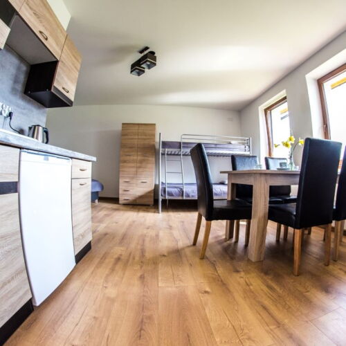 Apartament 4-osobowy na parterze z widokiem na las z 1 pomieszczeniem sypialnianym