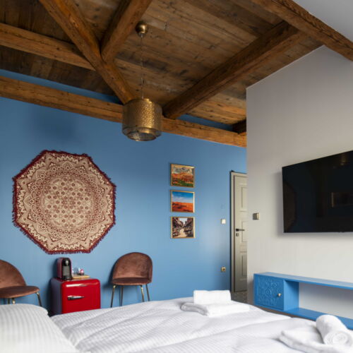 Pokoj se sprchou s manželskou postelí v podkroví (s možností přistýlky)