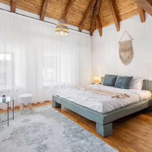 Pokoj s manželskou postelí na poschodí  (s možností přistýlky)