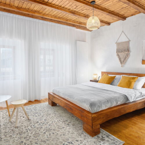 Pokoj s manželskou postelí na přízemí 