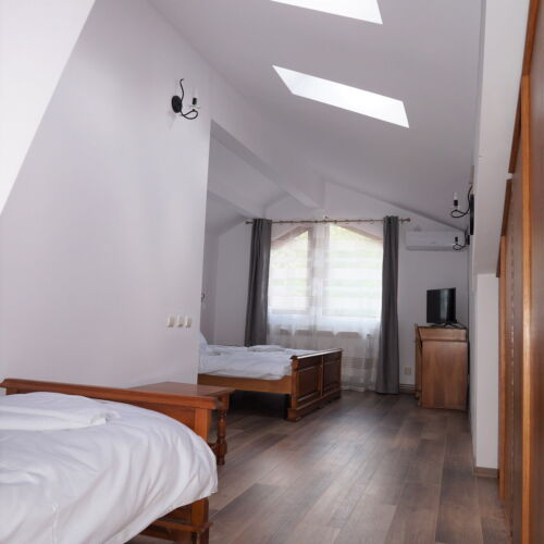 Camera tripla deluxe la etaj