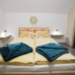Izba s balkónom s manželskou posteľou v podkroví